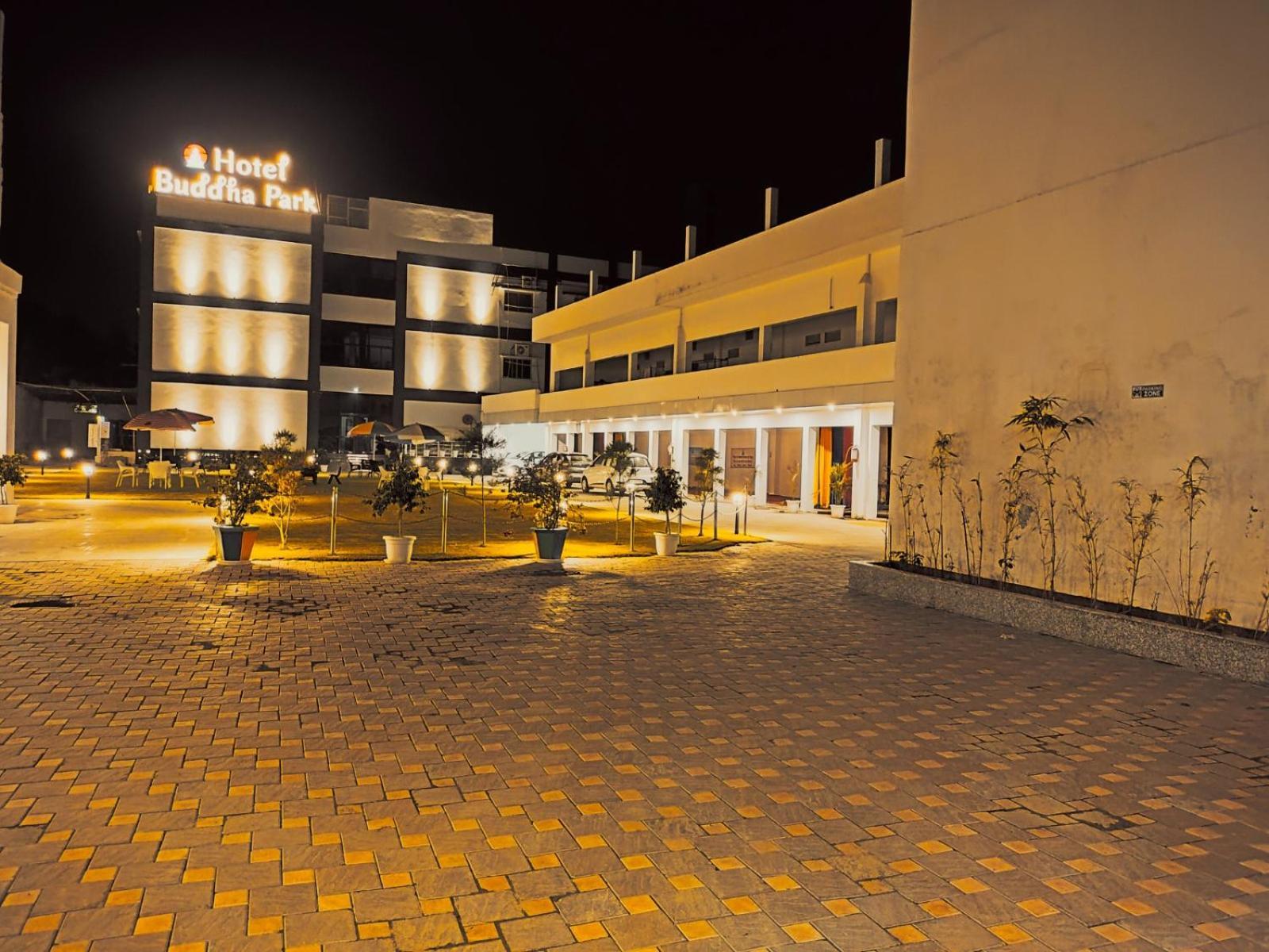 Hotel Buddha Park, Paharia, バラナシ エクステリア 写真